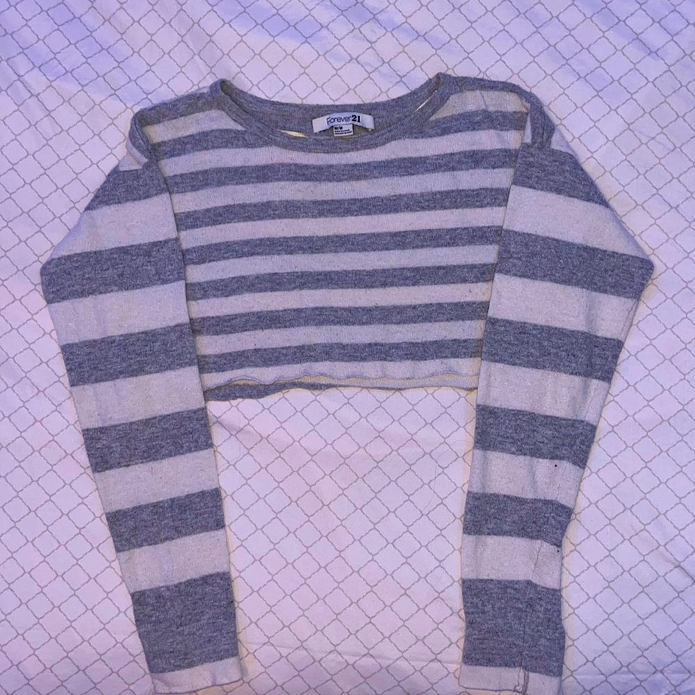 Cute gray and white cropped crewneck sweater in very good condition